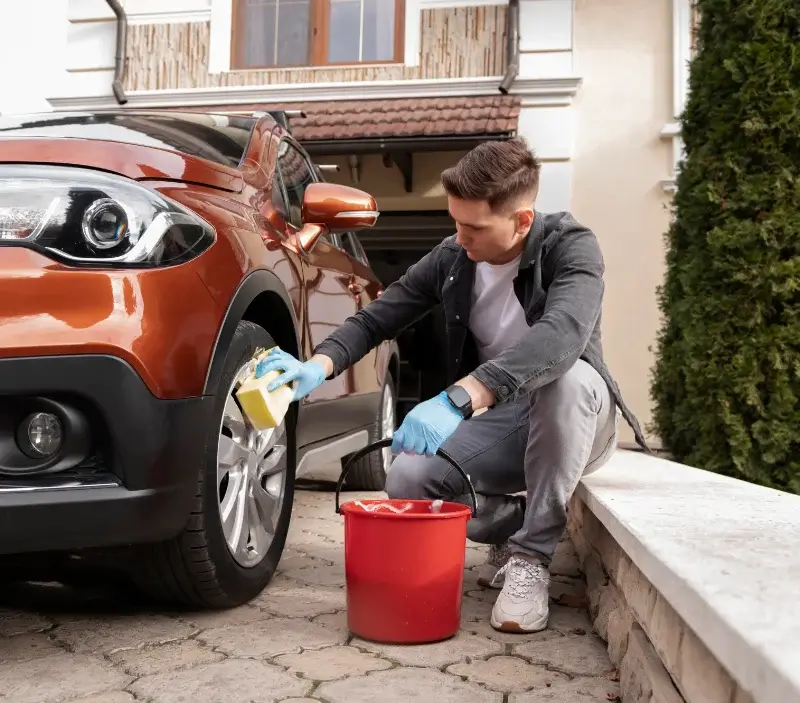 Lavage auto à domicile Caunay : professionnel intervenant sur un véhicule